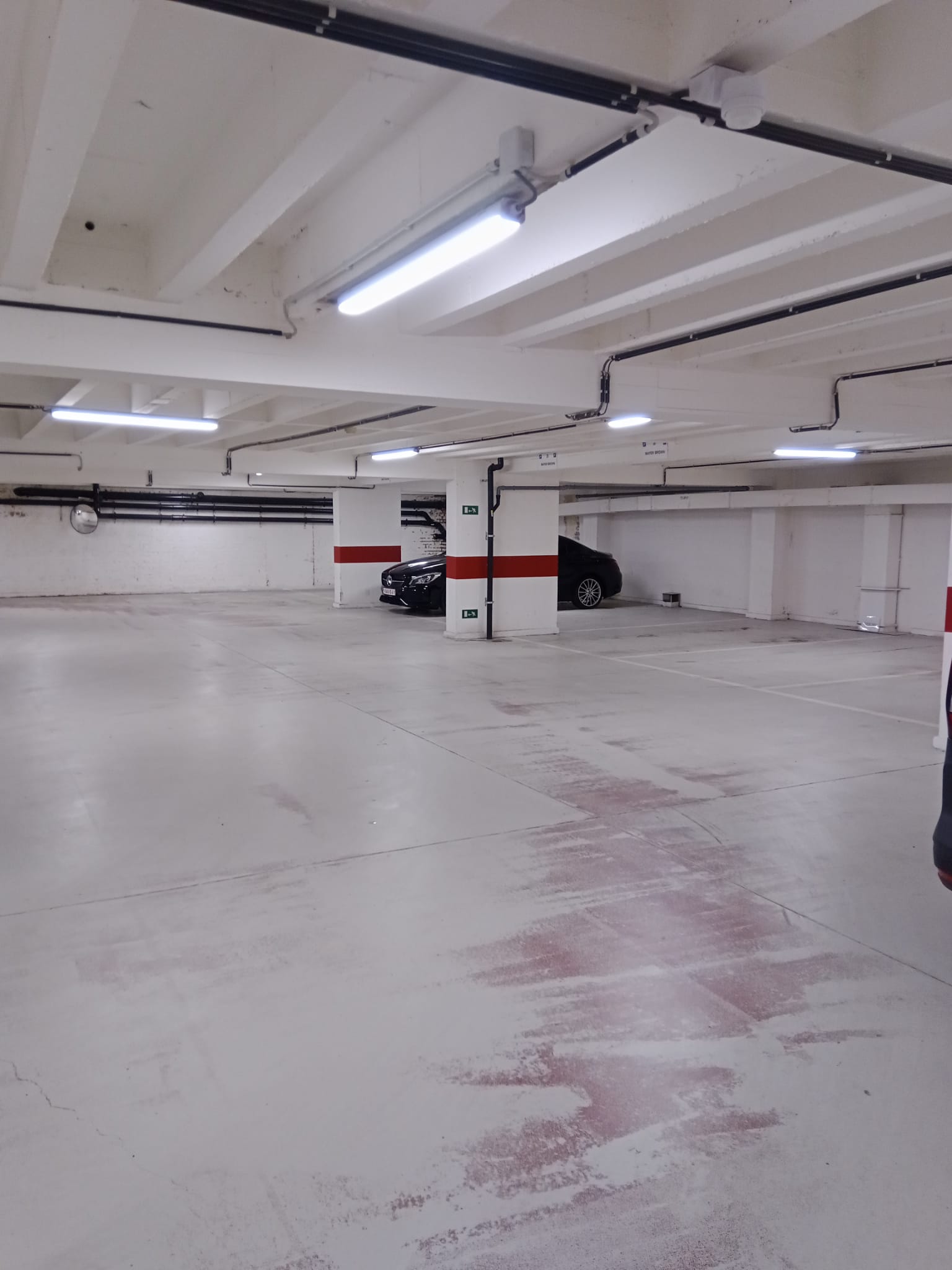 Éclairage LED installé dans un parking intérieur