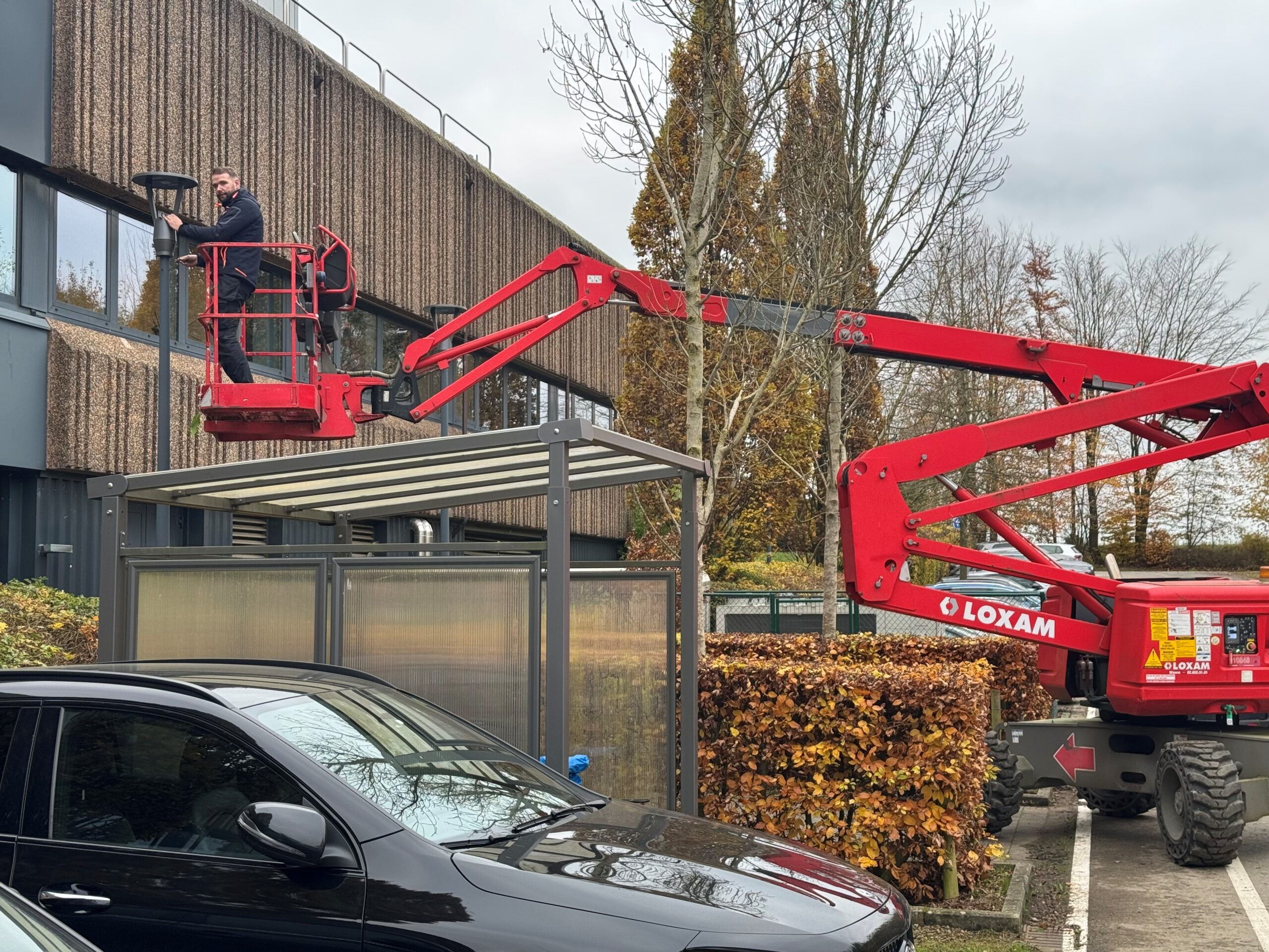 Installation d’un luminaire extérieur aux abords d’un bâtiment professionnel