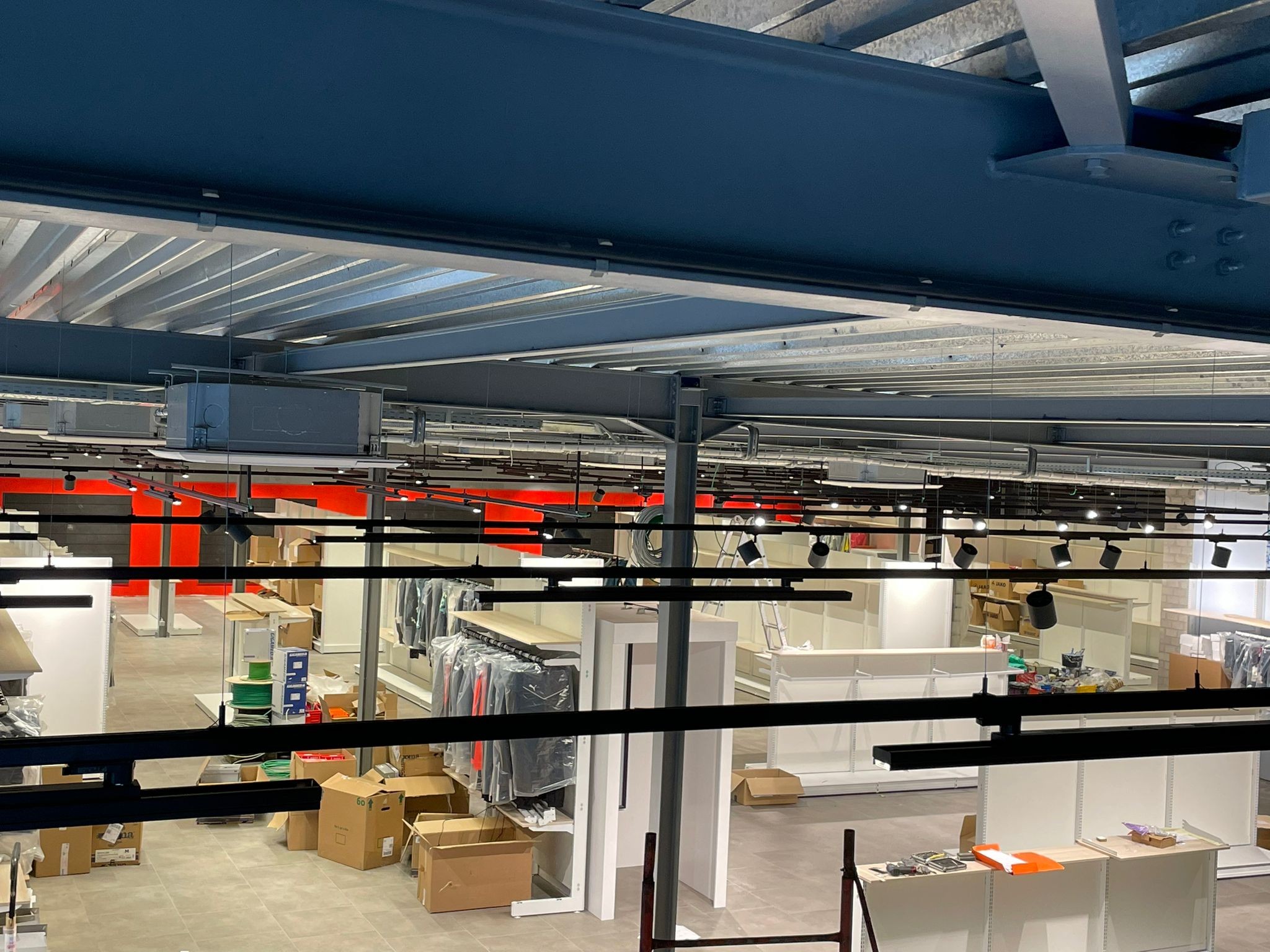 Installation de luminaires sur rails et suspendus dans un magasin
