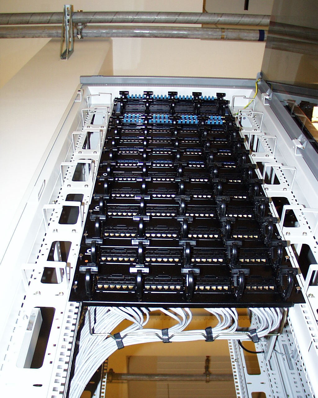 Baie de brassage haute densité dans un data center