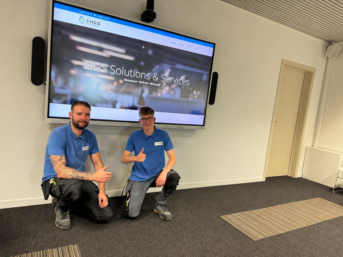 Équipement audiovisuel installé dans une salle de réunion professionnelle